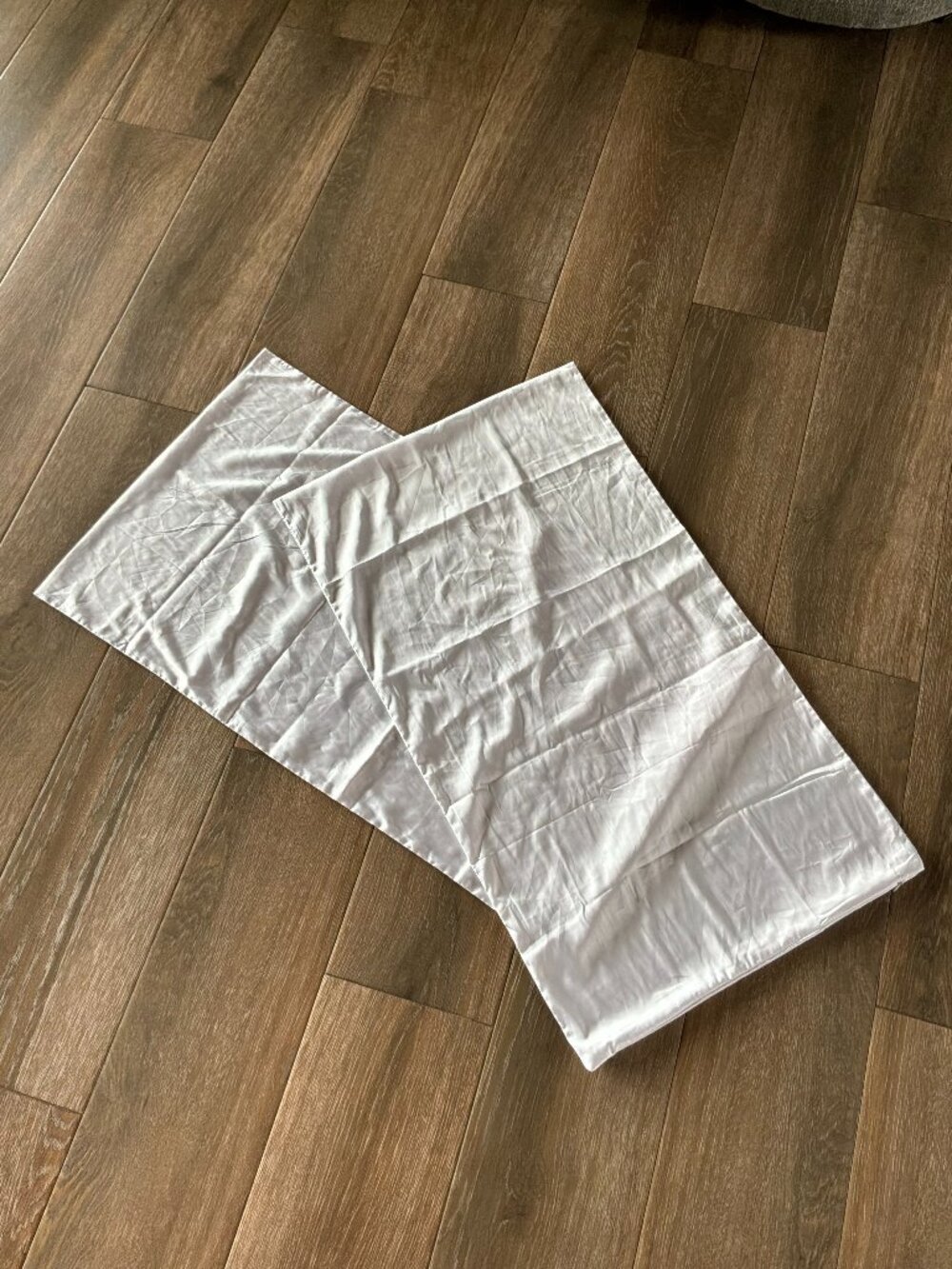NWOT - set of 2 100% silk pillowcases white King 36 x 21"